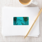 Twee Aqua Peacock Feathers Etiket (Insitu)