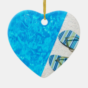 Twee badslippers aan de rand van het zwembad keramisch ornament