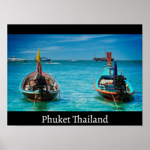 Twee boot op een strand in Phuket Thailand Poster