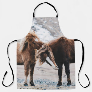 TWEE BROWN HORSES OP HET GEBIED SCHORT