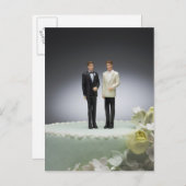 Twee bruidegom beeldjes bovenop de bruidstaart briefkaart (Voorkant / Achterkant)
