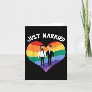 Twee bruidegoms zijn net getrouwd met een homo-huw kaart