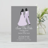 Twee bruidjes bewaren de datumbruiloft (Lila en gr Aankondiging (Staand voorkant)