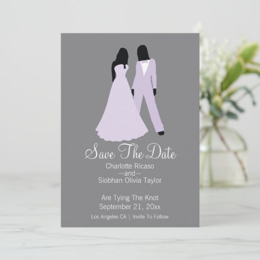Twee bruidjes bewaren de datumbruiloft (Lila en gr Aankondiging (Staand voorkant)