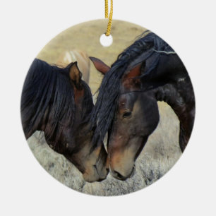 Twee bruine wilde paarden keramisch ornament