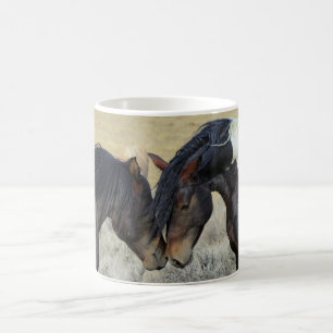 Twee bruine wilde paarden koffiemok