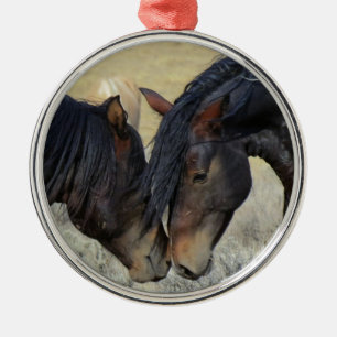 Twee bruine wilde paarden metalen ornament