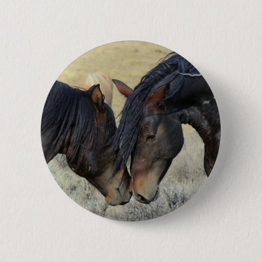 Twee bruine wilde paarden ronde button 5,7 cm (Voorkant)
