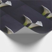 Twee calla leugens op zwart cadeaupapier (Hoek)