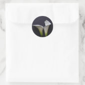 Twee calla leugens op zwart ronde sticker (Tas)