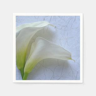 Twee calla lilies op getextureerd papier servet