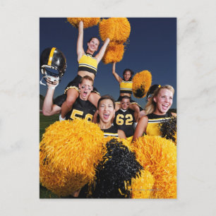 Twee cheerleaders op de schouders van football briefkaart