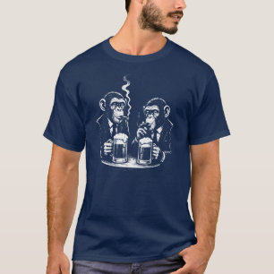 twee chimpansees roken en drinken bier  t-shirt