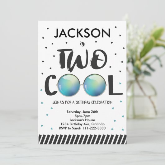 Twee Coole Zonnebrillen Tweede Verjaardagsuitnodig Kaart (Staand voorkant)