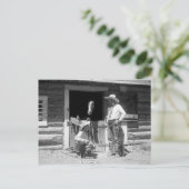 Twee cowboys die zich naast een schuur met een briefkaart (Staand voorkant)