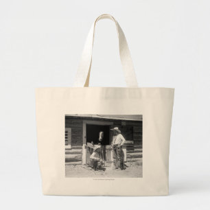 Twee cowboys naast een schuur met een paard grote tote bag