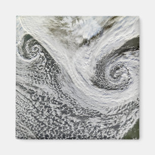 Twee cyclonen gevormd in tandem ten zuiden van IJs Magneet