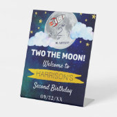 Twee dagen voor de tweede verjaardag van de maan reclamebord met voetstuk (Voorkant)