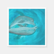 Twee dolfijnen spelen wild en vrij in de oceaan 