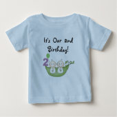 Twee doperwten in een tweede ronde T-shirts en cad (Voorkant)