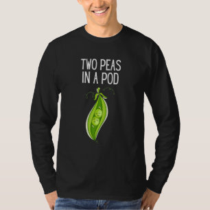 Twee erwten in een peulerwt in een pod t-shirt