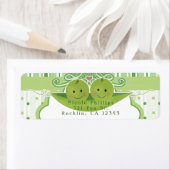 Twee erwten in een uitnodiging van het Baby shower Etiket (Insitu)