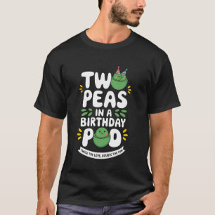 Twee erwten in een verjaardagspeul Twin Humor T-shirt