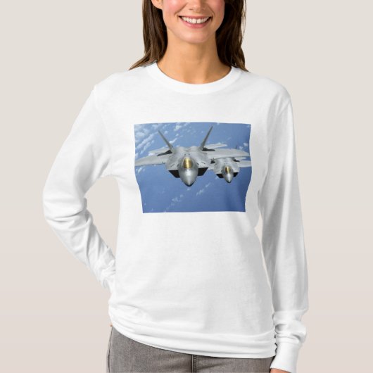 Twee F-22-Raptors vliegen over de Stille Oceaan 2 T-shirt (Voorkant)