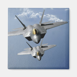 Twee F-22-Raptors vliegen over de Stille Oceaan Magneet