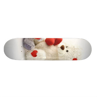Twee fluffy Teddy Bars op witte achtergrond Skateboard