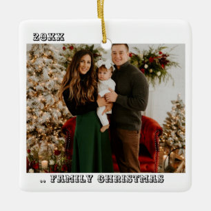 Twee foto's geluk is familiekerstminimalist keramisch ornament