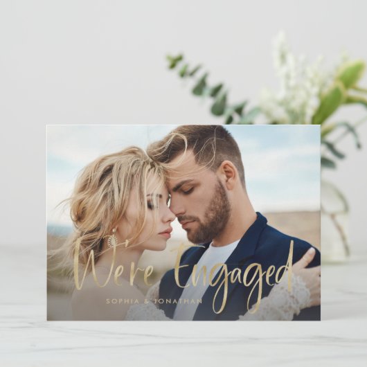 Twee foto's met Faux Gold Script | Engagement Part Kaart (Staand voorkant)