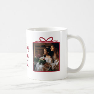 Twee foto's Rood cadeaudoosje en striklijst Koffiemok