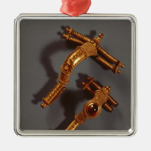 Twee gekromde broches uit Hassleben, Thüringen Metalen Ornament