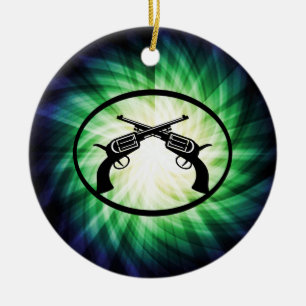 Twee gekruiste pistolen; gloeiend keramisch ornament