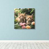 Twee gember Kittens die een weelderige tuin verken Canvas Afdruk (Insitu (Houten vloer))