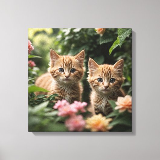 Twee gember Kittens die een weelderige tuin verken Canvas Afdruk (Voorkant)