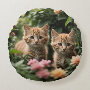 Twee gember Kittens die een weelderige tuin verken Rond Kussen
