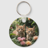 Twee gember Kittens die een weelderige tuin verken Sleutelhanger (Voorkant)