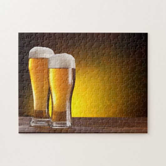 Twee glazen bier op een houten tafel legpuzzel (Horizontaal)