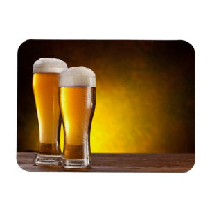 Twee glazen bier op een houten tafel magneet
