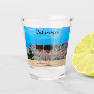 Twee glazen rode wijn met uitzicht van Dubrovnik