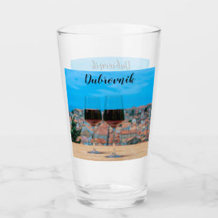 Twee glazen rode wijn met uitzicht van Dubrovnik