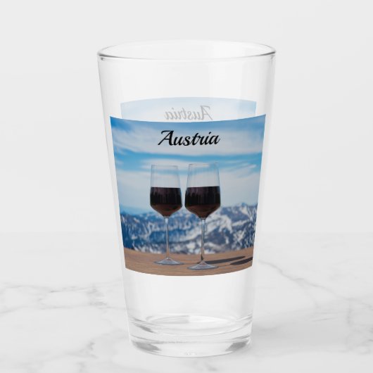 Twee glazen rode wijn tegen bergen (Voorkant)