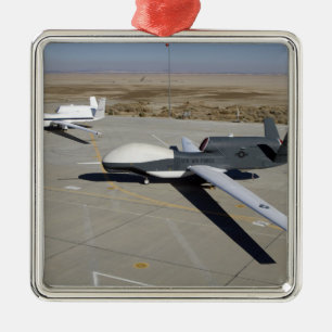 Twee Global Hawks parkeerden op een helling Metalen Ornament