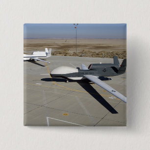 Twee Global Hawks parkeerden op een helling Vierkante Button 5,1 Cm