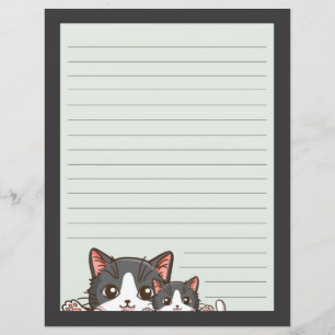 Twee grijze kittens op een voering met grijs papie