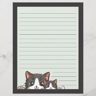 Twee grijze kittens op een voering met grijs papie