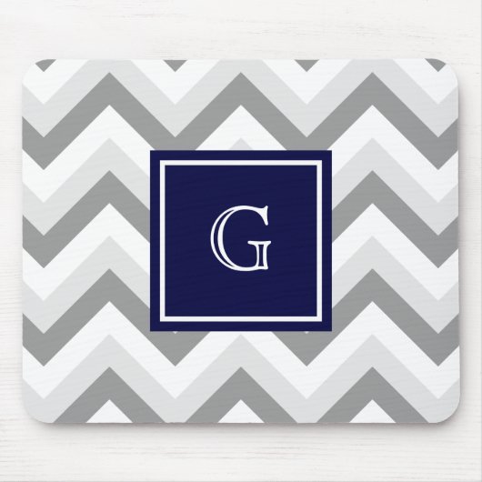 Twee grijze witte Chevron SQ Navy Monogram Muismat (Voorkant)