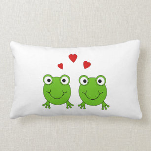 Twee groene kikkers met rood hart. kussen